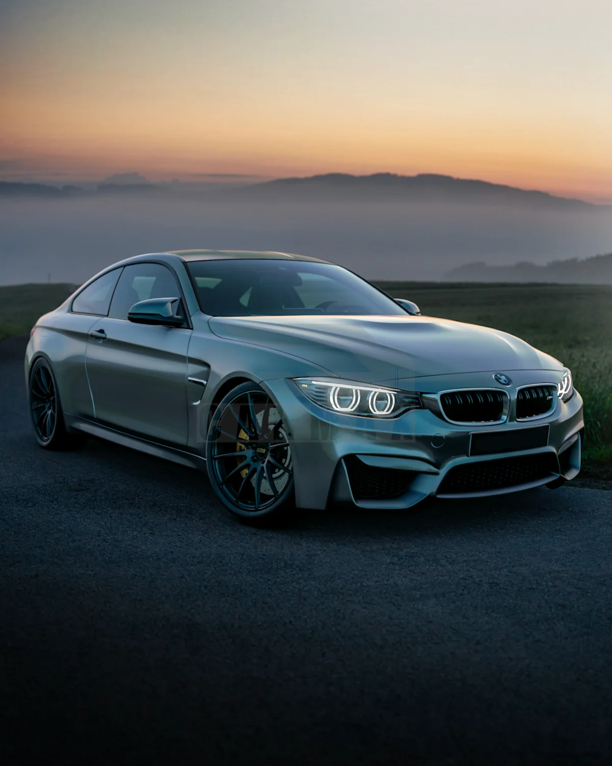BMW M4 - photo 1