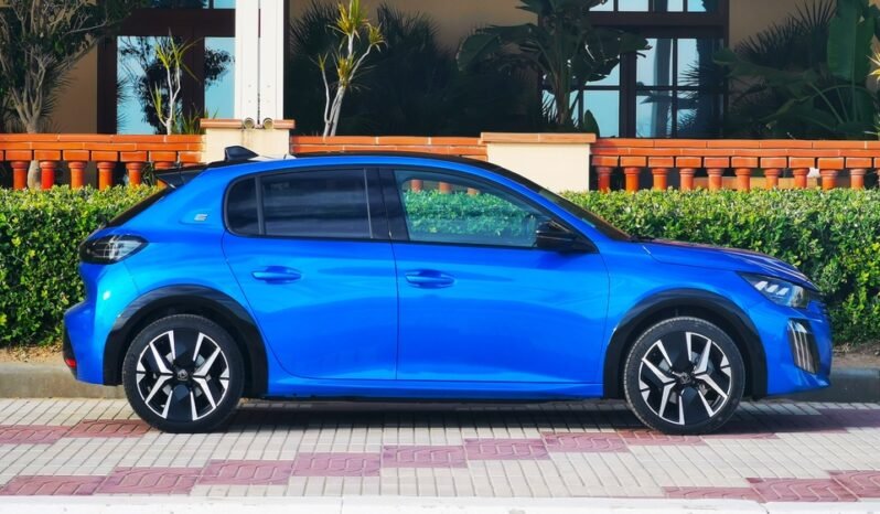 PEUGEOT 208 كامل