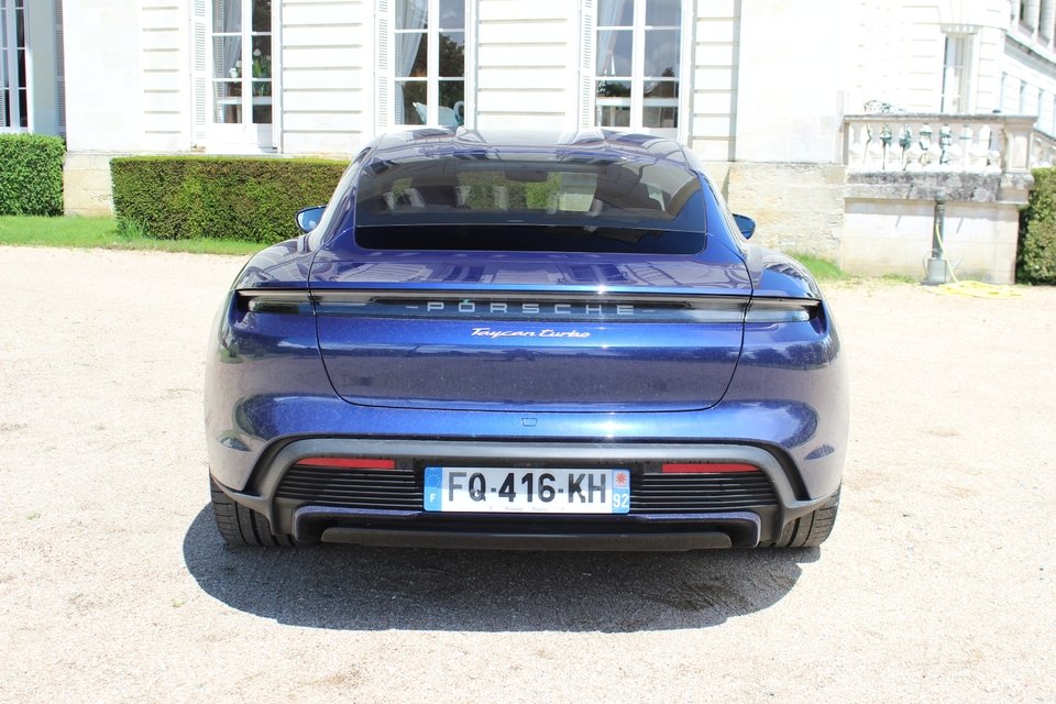 PORSCHE Taycan